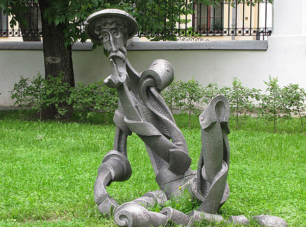 Скульптура «Дон Кихот с цветком»