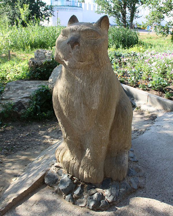 Памятник коту на берегу озера в Раифском монастыре