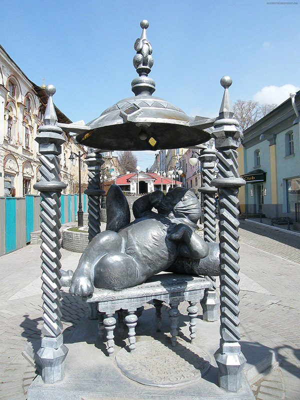 Памятник коту на пересечении улиц Баумана и М.Джалиля