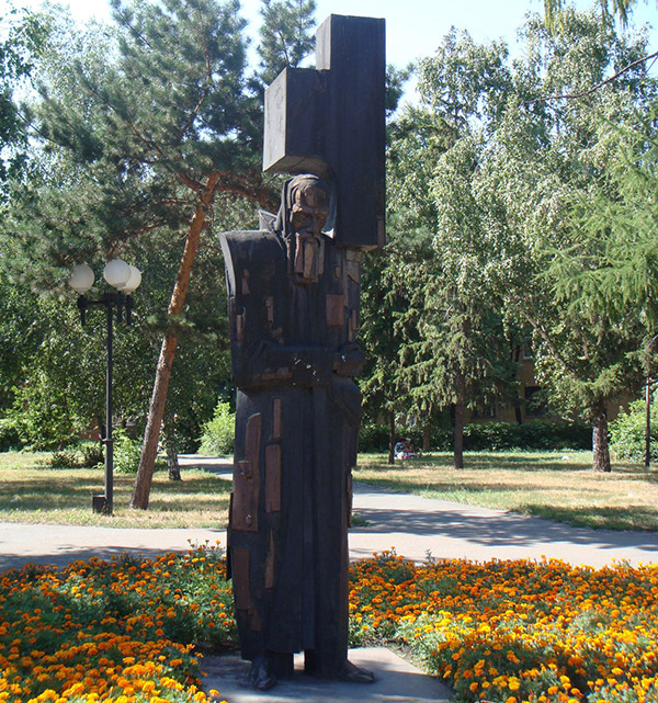 Памятник Достоевскому «Крест несущий»