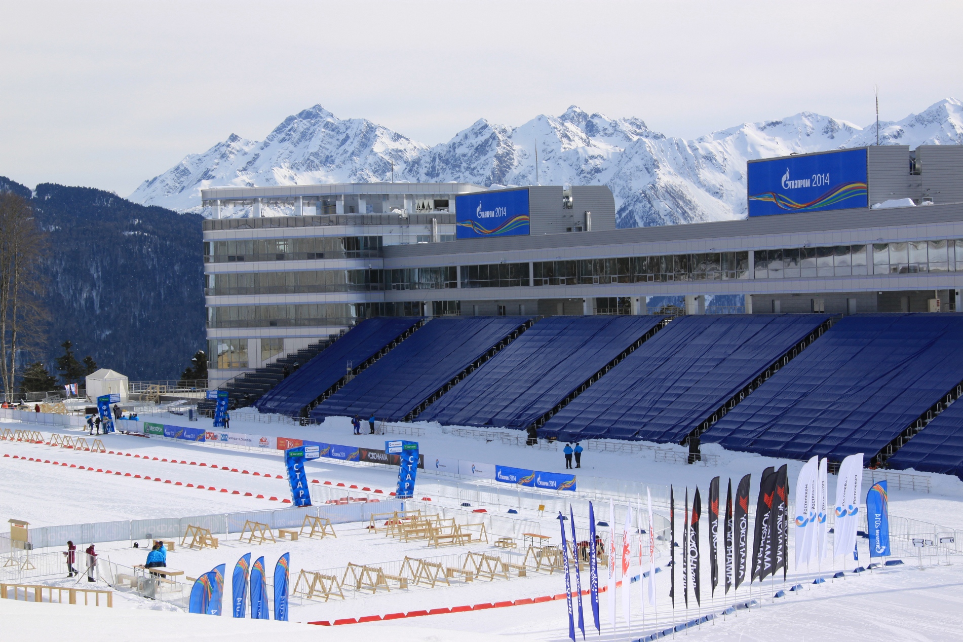 Биатлонный стадион. Сочи красная Поляна лыжно биатлонный комплекс.