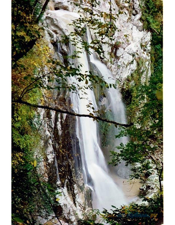 Средний Агурский водопад