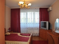 2-комнатная квартира посуточно Тюмень, улица Грибоедова, 13к2: Фотография 3
