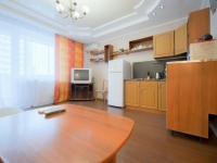 2-комнатная квартира посуточно Челябинск, улица Братьев Кашириных, 85а: Фотография 14